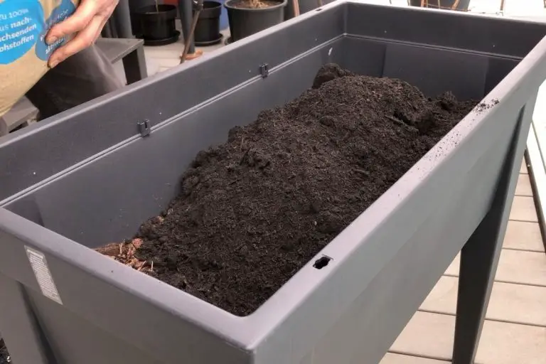 Hochbeet auf dem Balkon befüllen mit 3 Schichten Balkon Oase