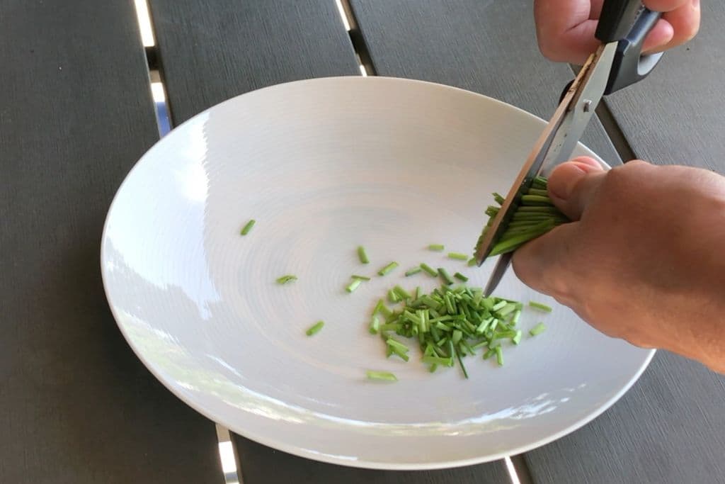 Schnittlauch in feine Röllchen schneiden