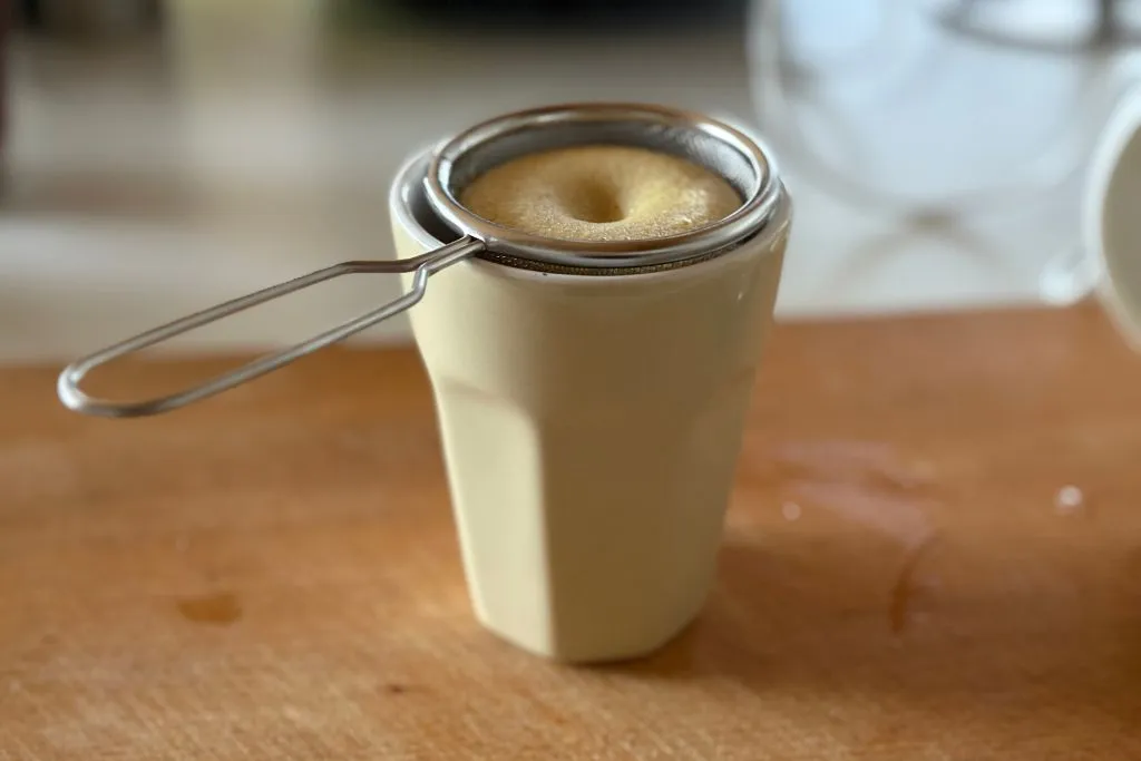 Ingwer-Shot: Flüssigkeit durchseihen.